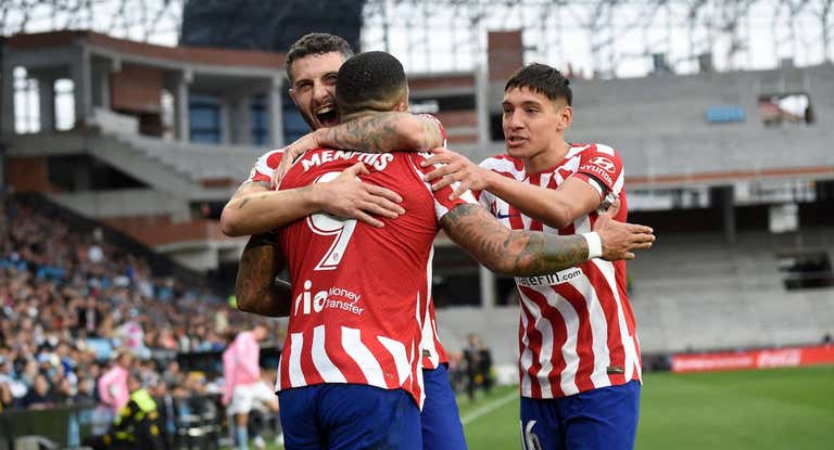 Mario Hermoso y Nahuel Molina felicitaron a Memphis por su primer gol con la camiseta rojiblanca.