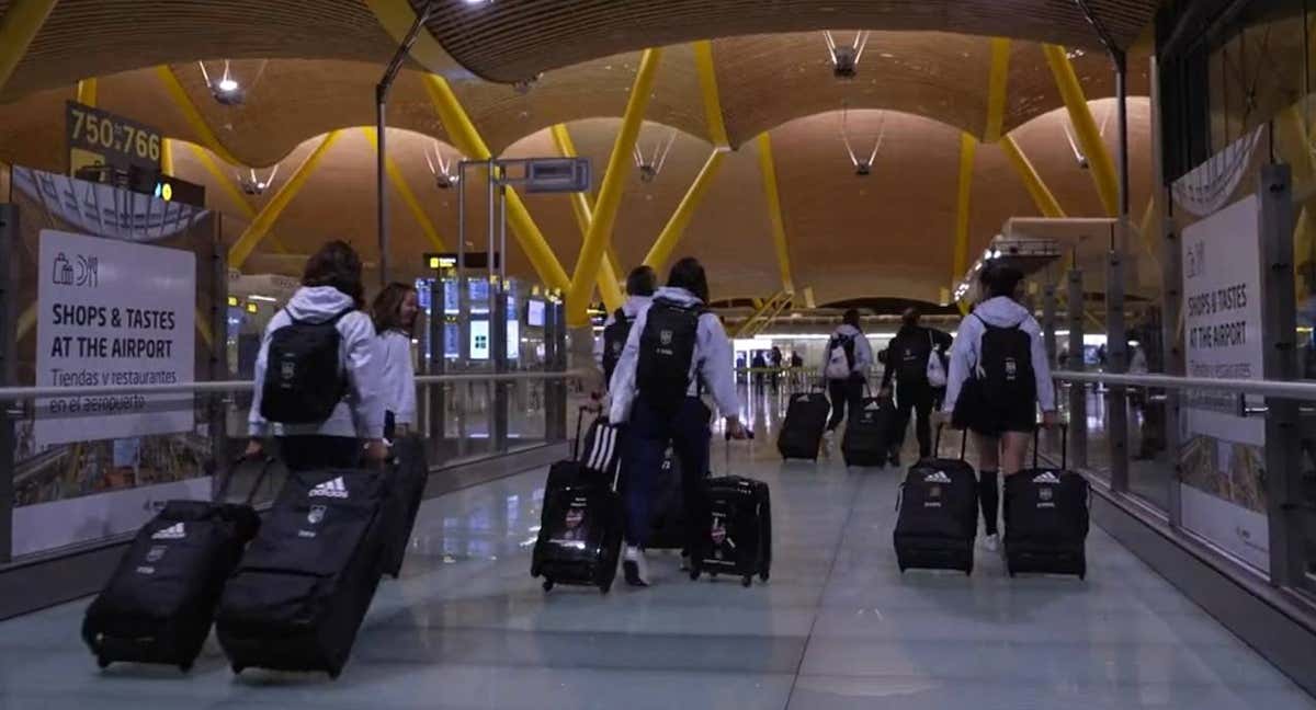 Las jugadoras de la Selección española en el aeropuerto de Barajas antes del inicio de su viaje hacia Australia. /SEFUTBOLFEM