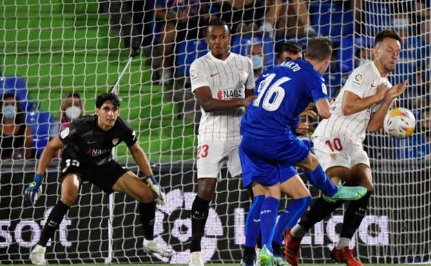 Jankto dispara a puerta en un partido en LaLiga contra el Sevilla.  AFP
