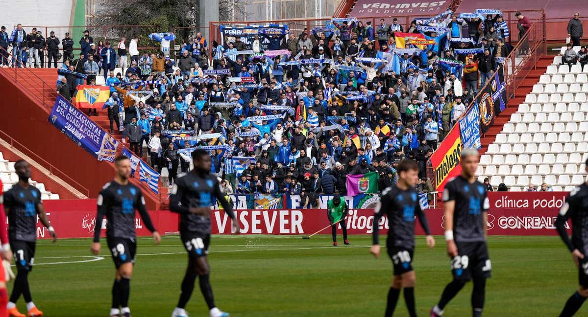 La afición del Málaga acompañó al equip en Albacete./SUR