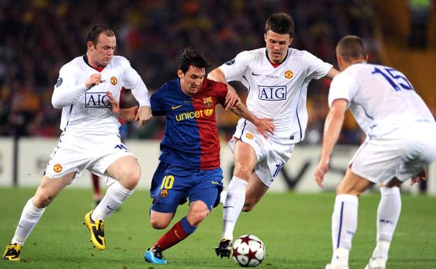 Messi, rodeado de rivales del Manchester United durante la final de 2009.  GETTY