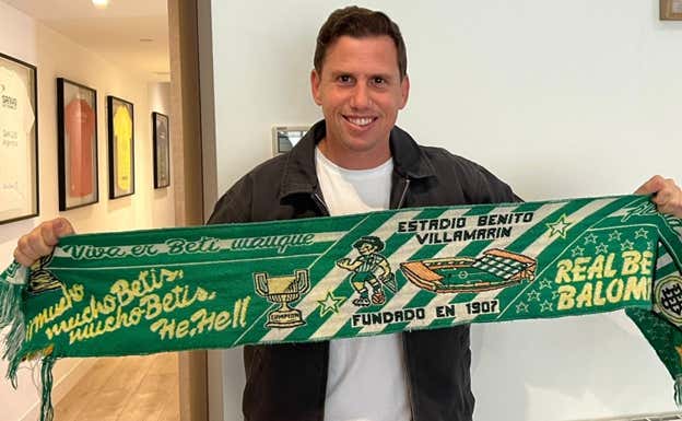Paquito con la bufanda del Betis. VOCENTO