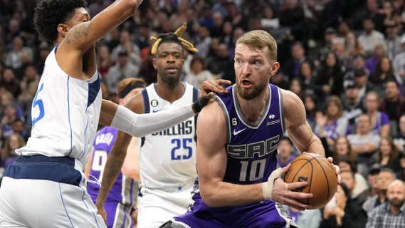 Domantas Sabonis con el balón en las manos ante los Mavericks./AFP