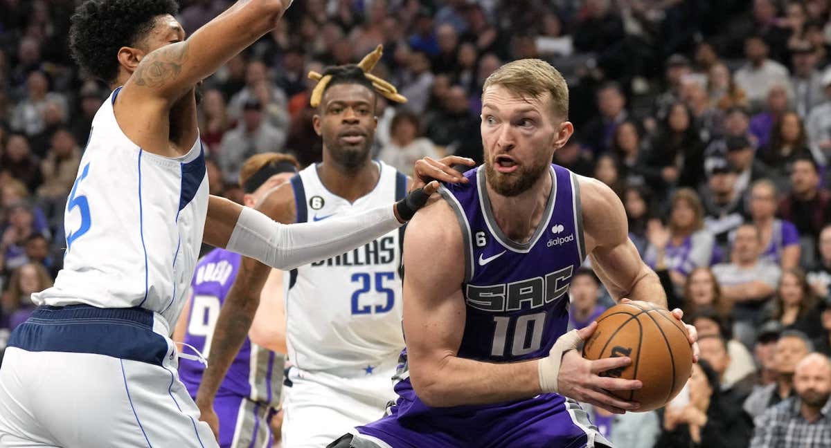 Domantas Sabonis con el balón en las manos ante los Mavericks.