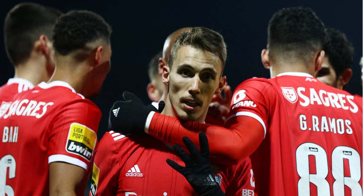Grimaldo celebra un gol de falta ante el Paços de Ferreira./REUTERS