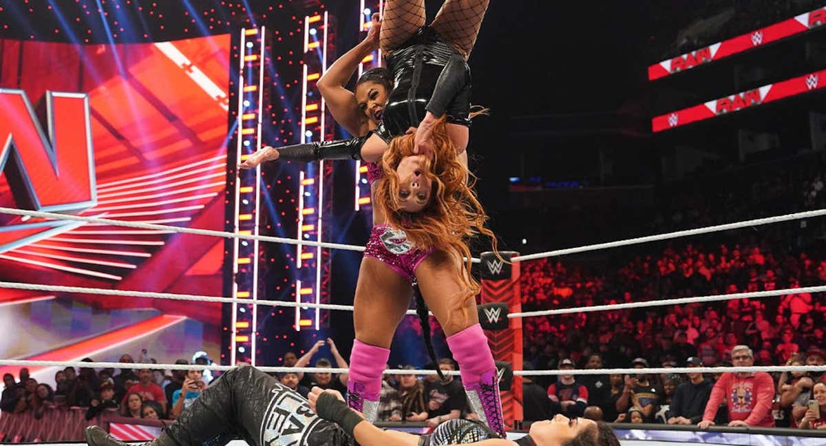 Bianca Belair lanza a Becky Lynch sobre Bayley durante su combate./WWE