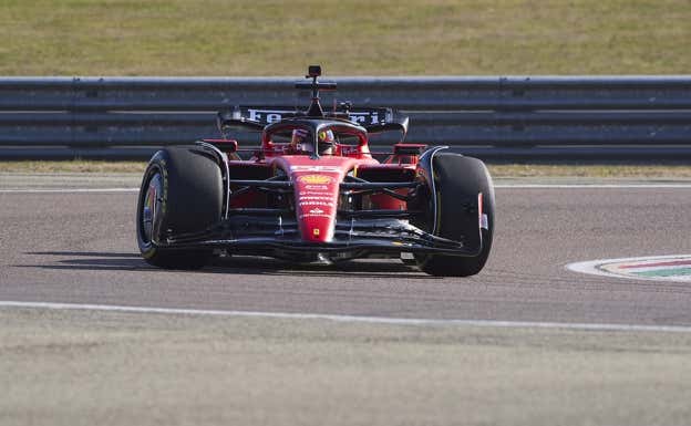 Carlos Sainz en el nuevo Ferrari SF-23 en Fiorano.  Ferrari