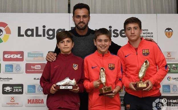 Alejandro Garnacho, con los azulgranas Caravaca y Xavi Planas. LALIGA