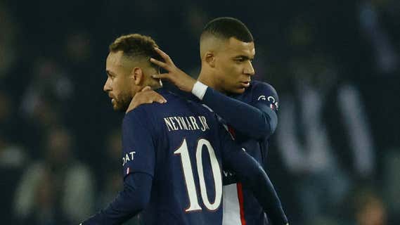 Mbappé consuela a Neymar en el partido contra el Bayern./REUTERS
