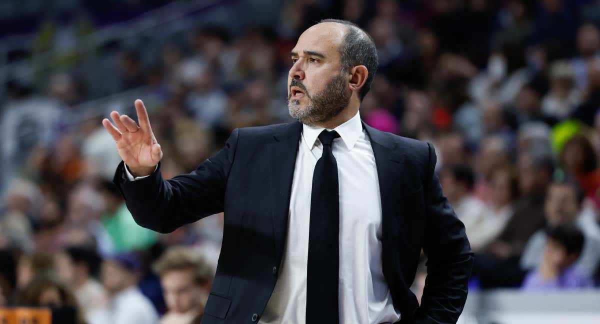 Chus Mateo, entrenador del Real Madrid, da instrucciones a sus jugadores./ACB Media