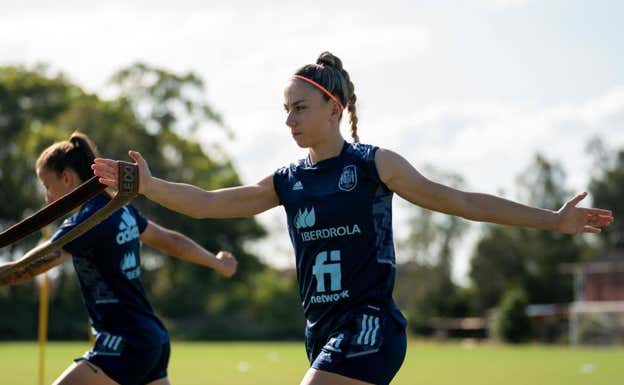 Athenea del Castillo, durante la primera sesión de entrenamiento en Australia.  SEFutbolFem