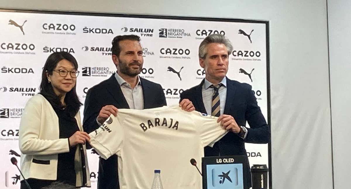 Baraja en su presentación junto a Lay Hoon y Corona. /Relevo.