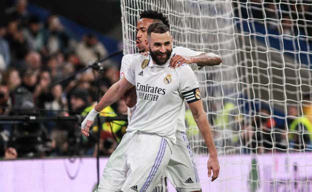 Con su segundo gol, Benzema superó a Raúl con más tantos en Liga.  EP