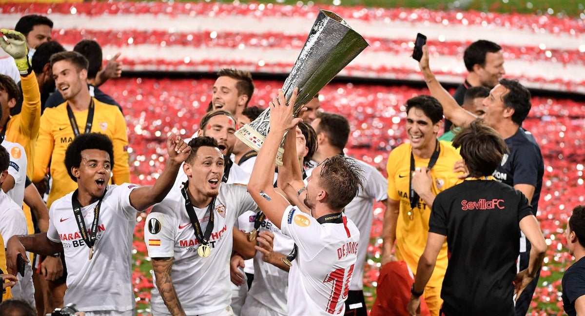De Jong levanta el trofeo de la Europa League con Bono al fondo.