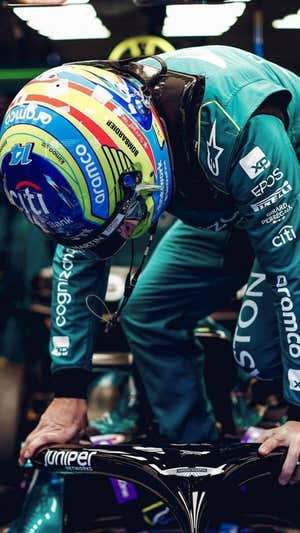 Fernando Alonso, entra en el nuevo AMR23.  Aston Martin F1