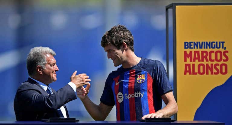Marcos Alonso, en su presentación con el Barça.