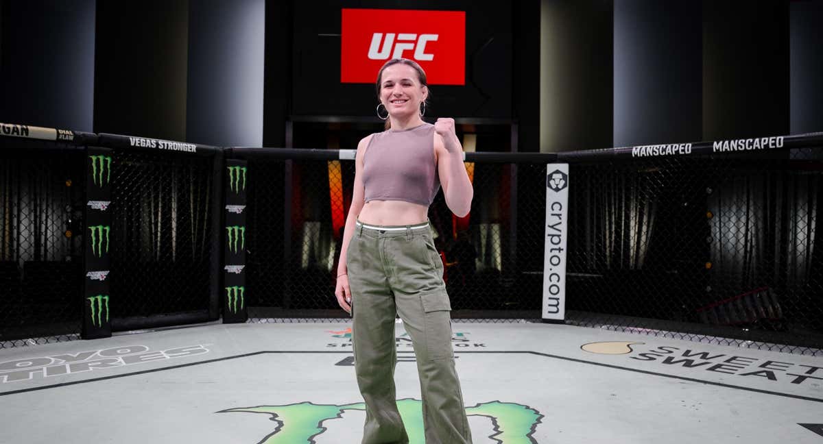 Erin Blanchfield posa en el octágono del UFC Apex./UFC