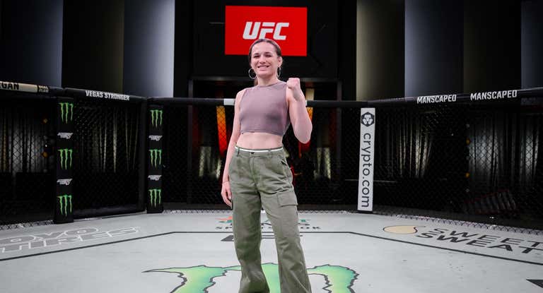 Erin Blanchfield posa en el octágono del UFC Apex.
