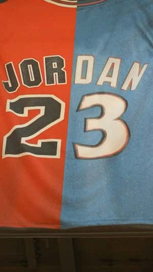 Así luce la camiseta de Jordan en el pabellón de los Heat.