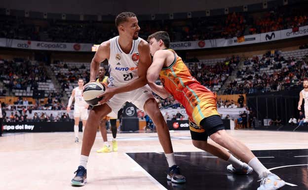 Jaime Pradilla defiende a Cornelie. ACB Media