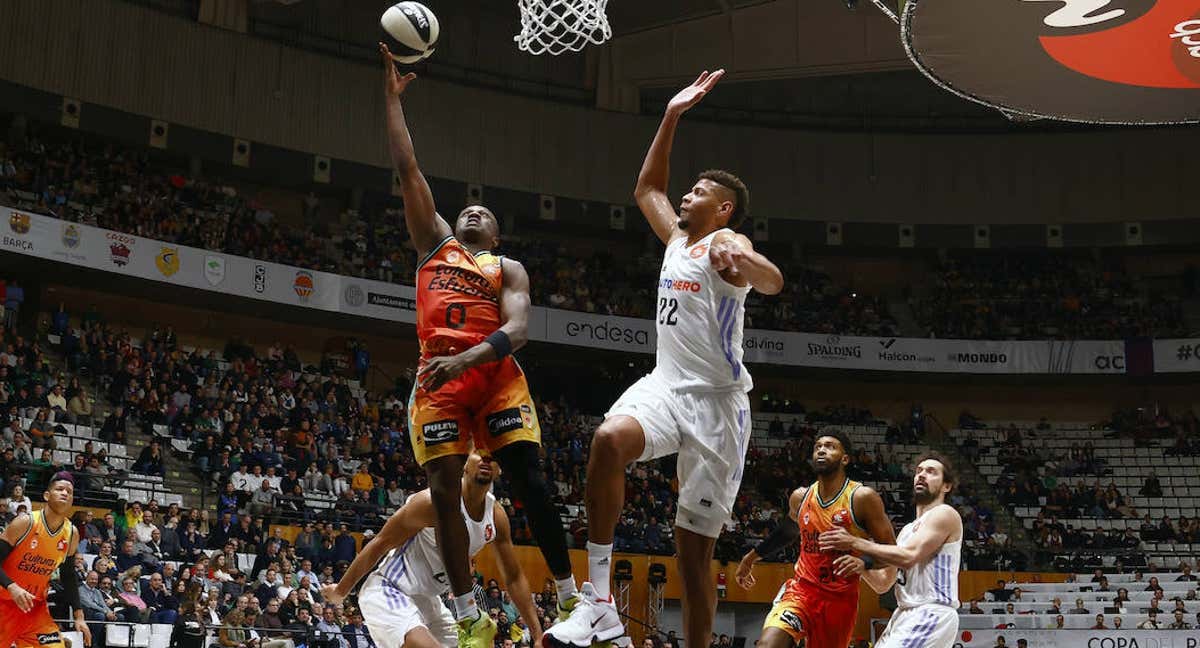 Tavares intenta taponar a Harper./ACB Media