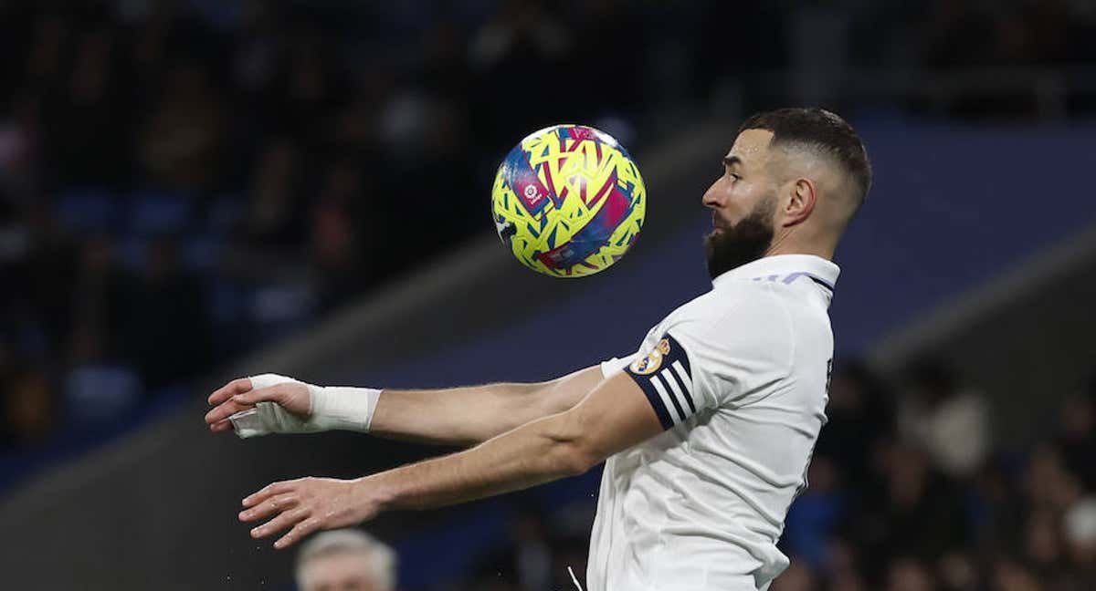 Benzema en el partido del Real Madrid contra el Elche en LaLiga./EFE / JUANJO MARTÍN