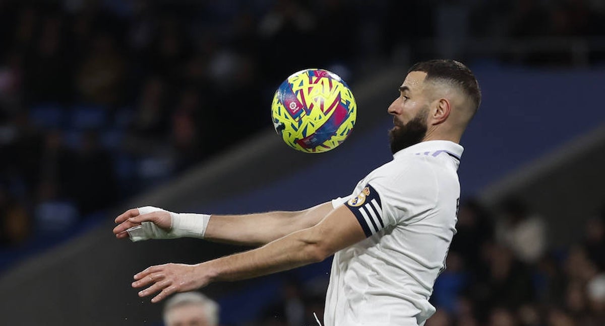 Benzema en el partido del Real Madrid contra el Elche en LaLiga.
