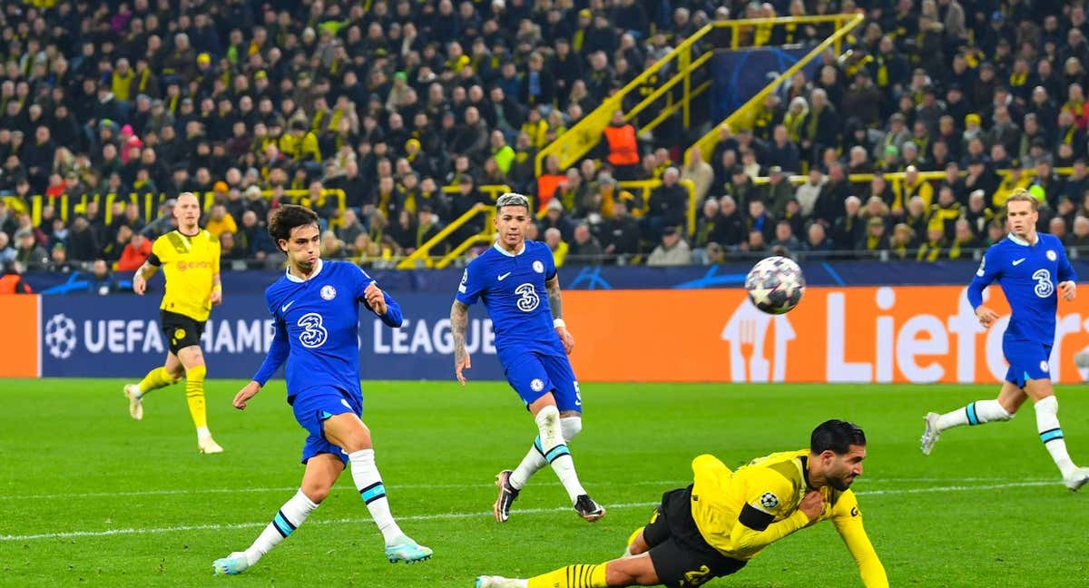 Joao Félix disparando a gol contra el Dortmund./EP