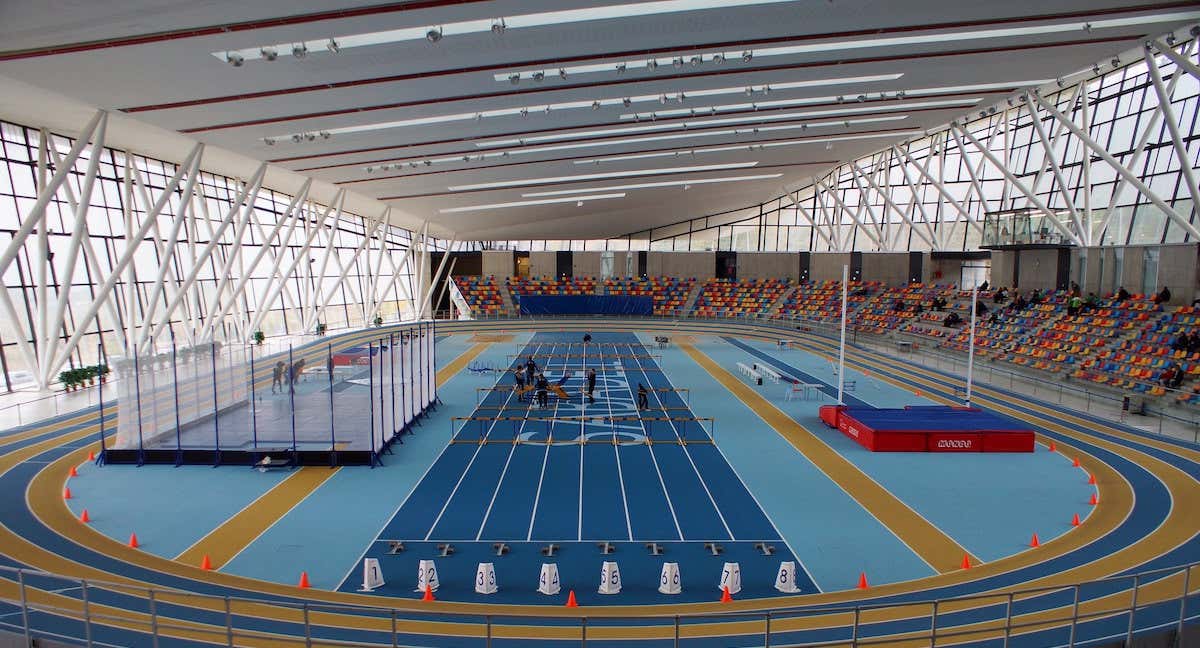 Imagen de una pista de atletismo cubierta. /Flickr/JJ Vico Bretones