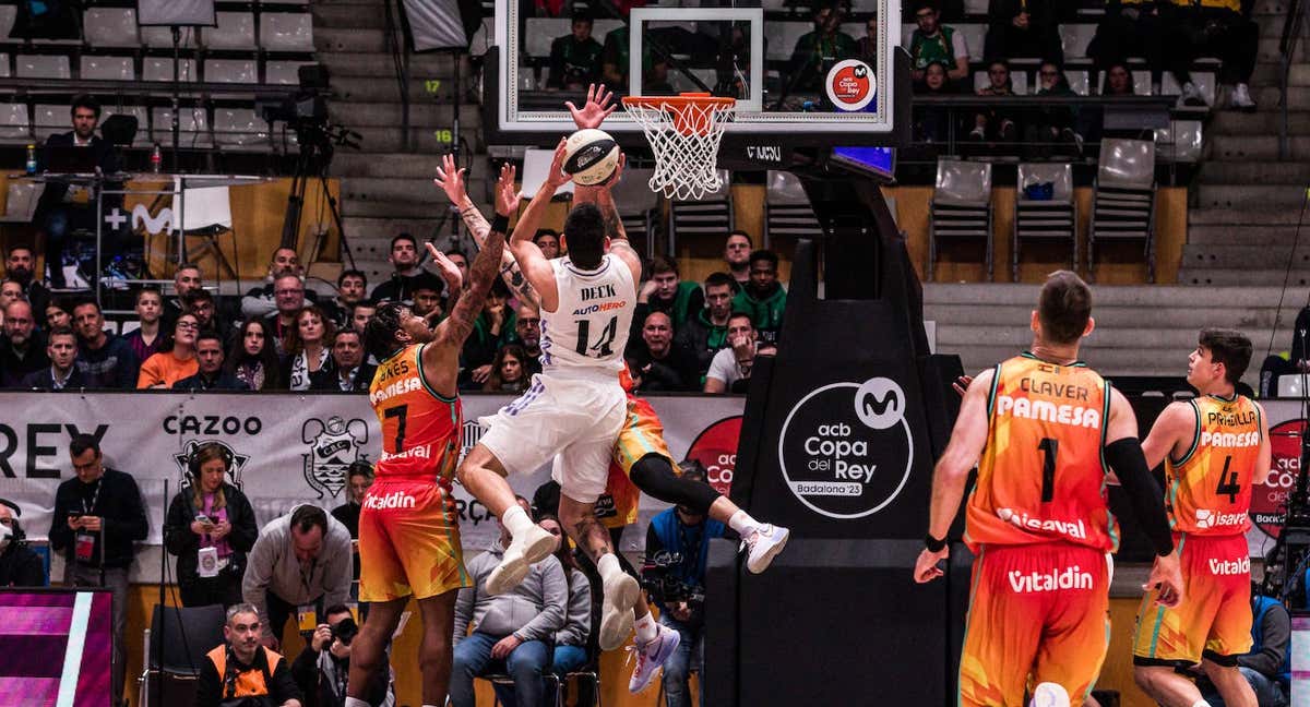 Deck, ayer, lanza a canasta en el partido ante Valencia Basket. /EP