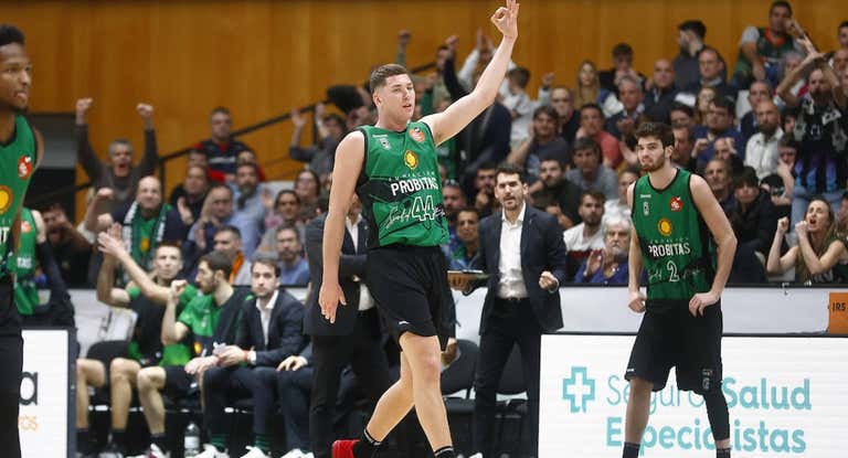 Joel Parra celebra un triple en el triunfo del Joventut.