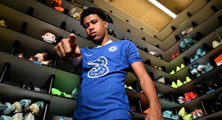 Andrey Santos con la camiseta del Chelsea