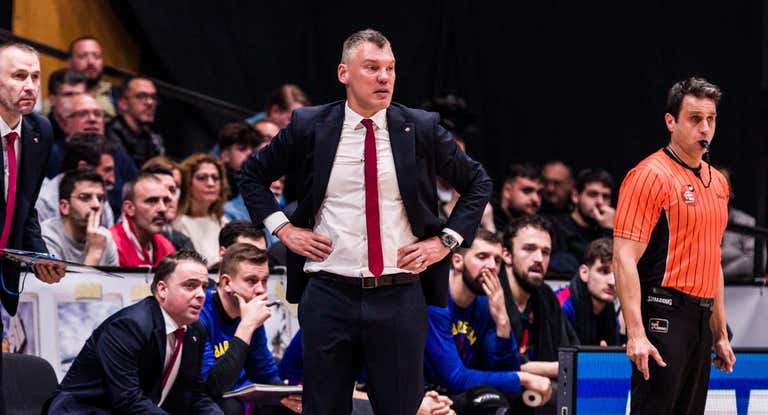 Sarunas Jasikevicius en el banquillo del Barcelona.
