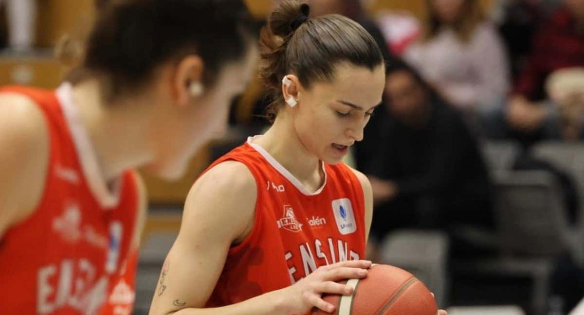 Alba Prieto se prepara para lanzar un tiro libre.