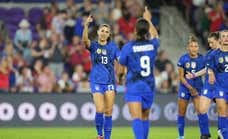 Reconocimiento de leyenda a Alex Morgan por sus 200 partidos con la Selección de Estados Unidos