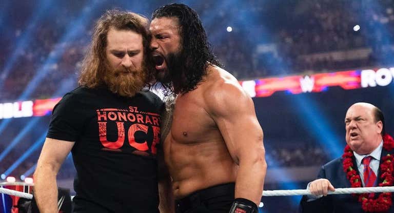 Roman Reigns increpa a Sami Zayn durante Royal Rumble.