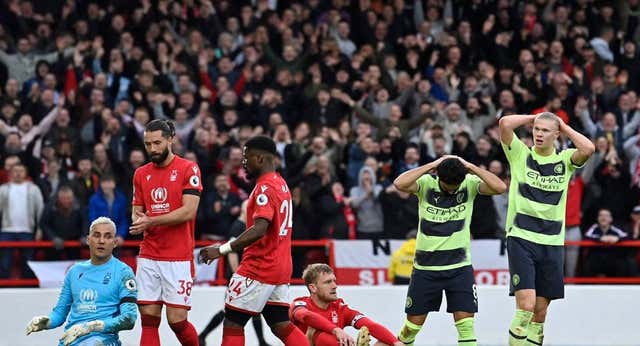 El Arsenal gana en Villa Park y el Manchester City no pasa del empate ante el Forest