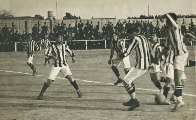 Partido amistoso entre el Atlético de Madrid y el Athletic Club de Bilbao, para inaugurar el campo del primero en O'Donnell. Jugaron los dos con pantalones blancos. Los vascos de rojiblancos y los madrileños de blanquinegros.  RAMÓN ALBA
