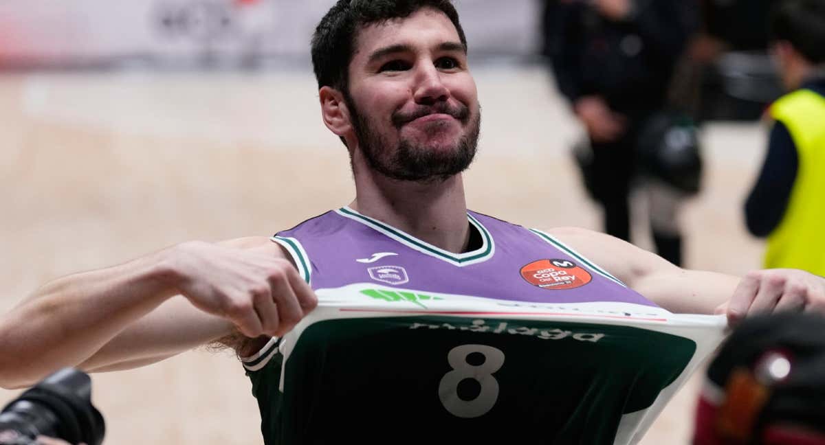 Dario Brizuela enseña la camiseta de Unicaja./Efe