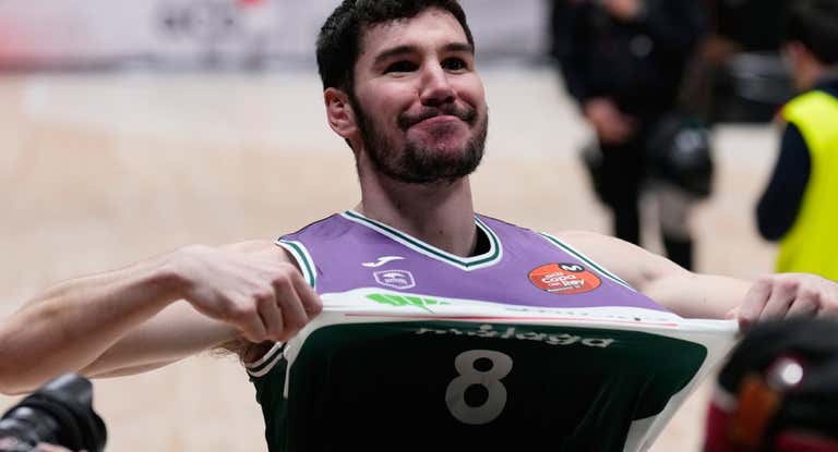 Dario Brizuela enseña la camiseta de Unicaja.