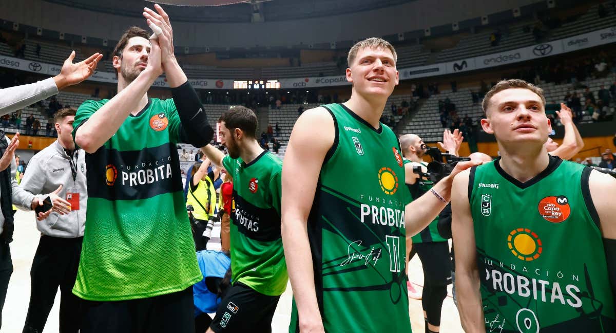 Los jugadores del Joventut celebran el triunfo ante el Baskonia./ACB Media