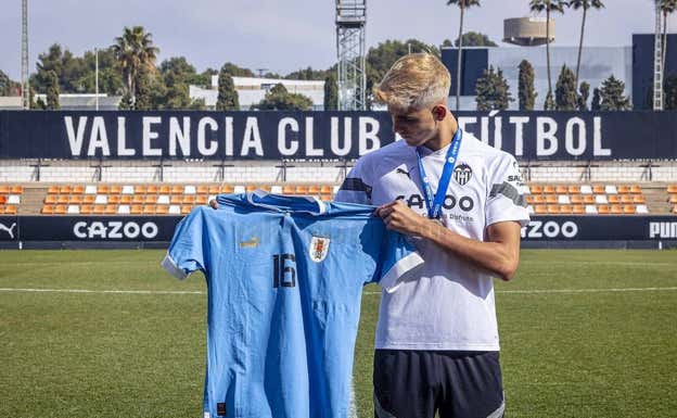 Facu con la camiseta de Uruguay en la Ciudad Deportiva del Valencia.  Valencia C.F