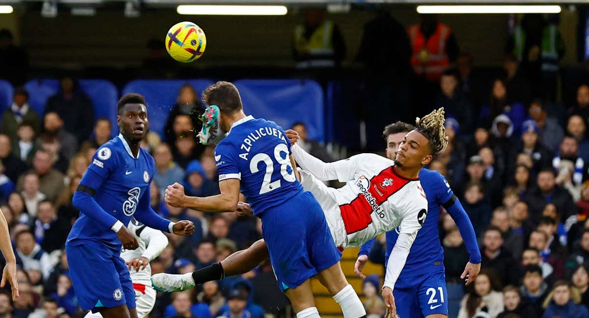 Mara golpea a Azpilicueta en la cara.