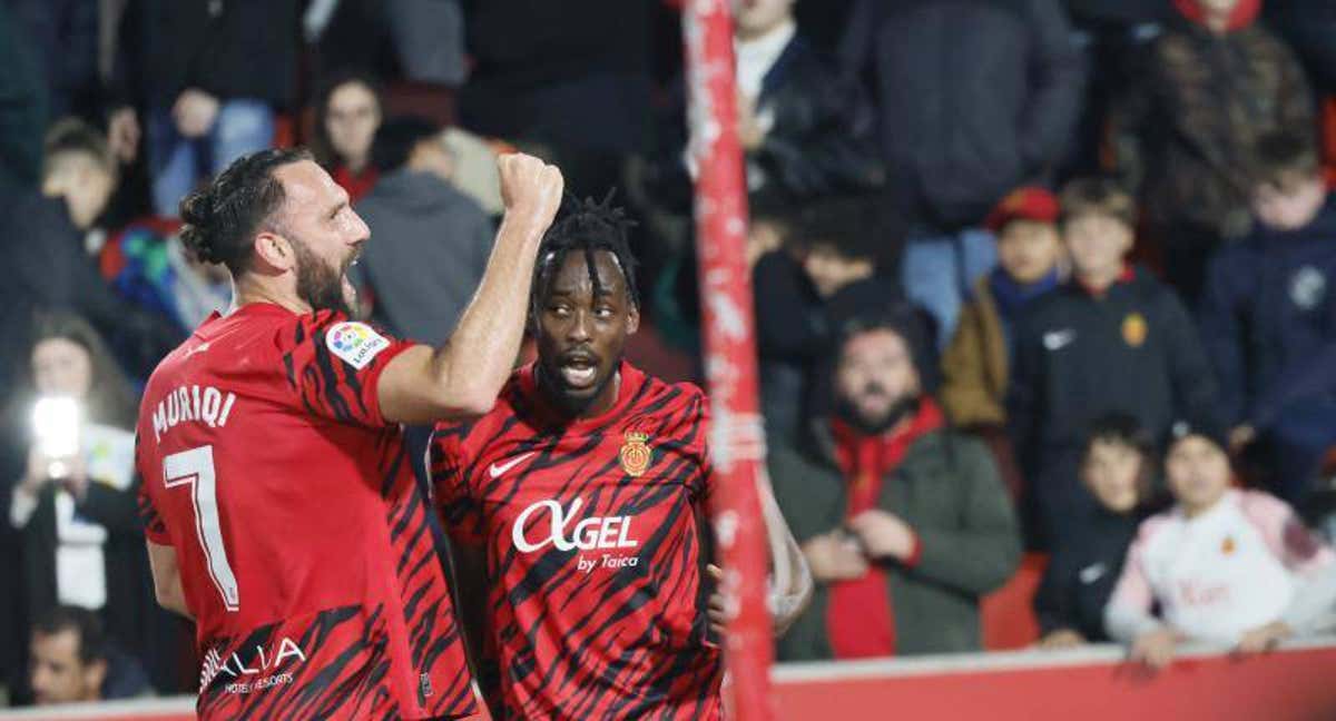 Kadewere celebra con Muriqi su tanto al Villarreal. /EFE