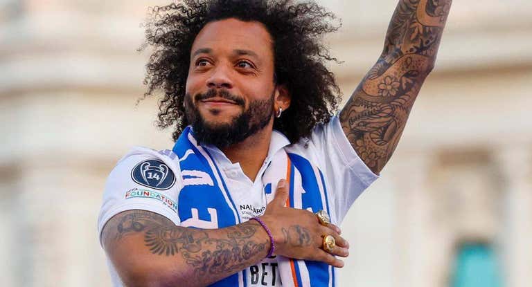 Marcelo se despide de la afición del Real Madrid en Cibeles el pasado verano.