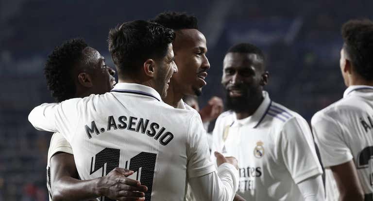 Vinicius es abrazado por Asensio y Militao.