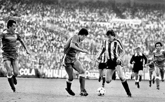 Final de la Copa del Rey entre el Athletic y Atlético, el 30 de junio de 1985 en el Santiago Bernabéu; de izquierda a derecha: Arteche, Ruiz, Julio Salinas, el colegiado Miguel Pérez y Hugo Sánchez.