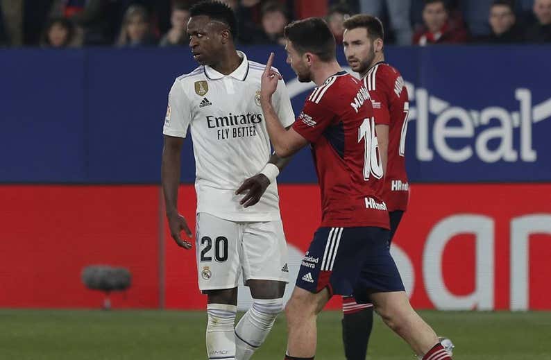 Vinicius en el foco: le gritaron «hijo de p...» en el minuto de silencio, insultó a Munuera y la tuvo con Moi Gómez