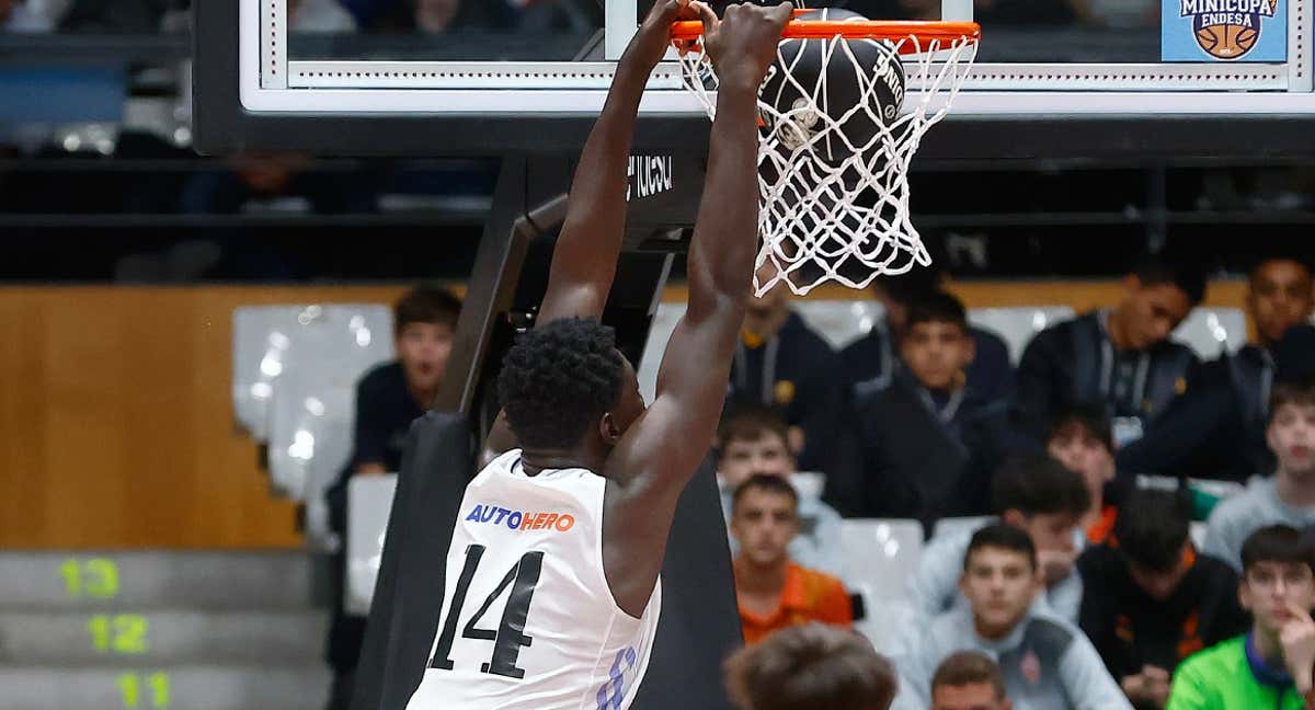 Mahamadou Landoure machaca el aro en la final./ACB Media