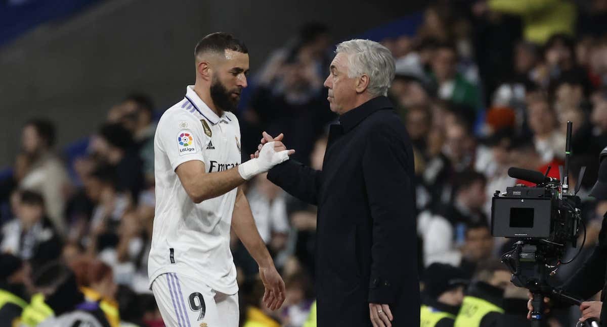 Benzema saluda a Ancelotti en un partido de esta temporada./